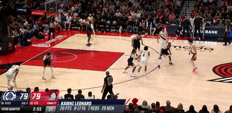 AG体育app下载-连续57场了！伦纳德自投自抢翻身跳投再次拿到20+